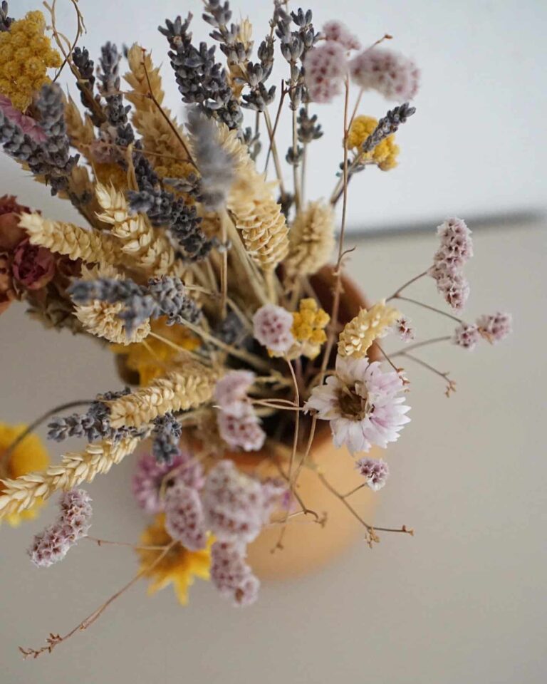 Vase mit getrockneten Blumen