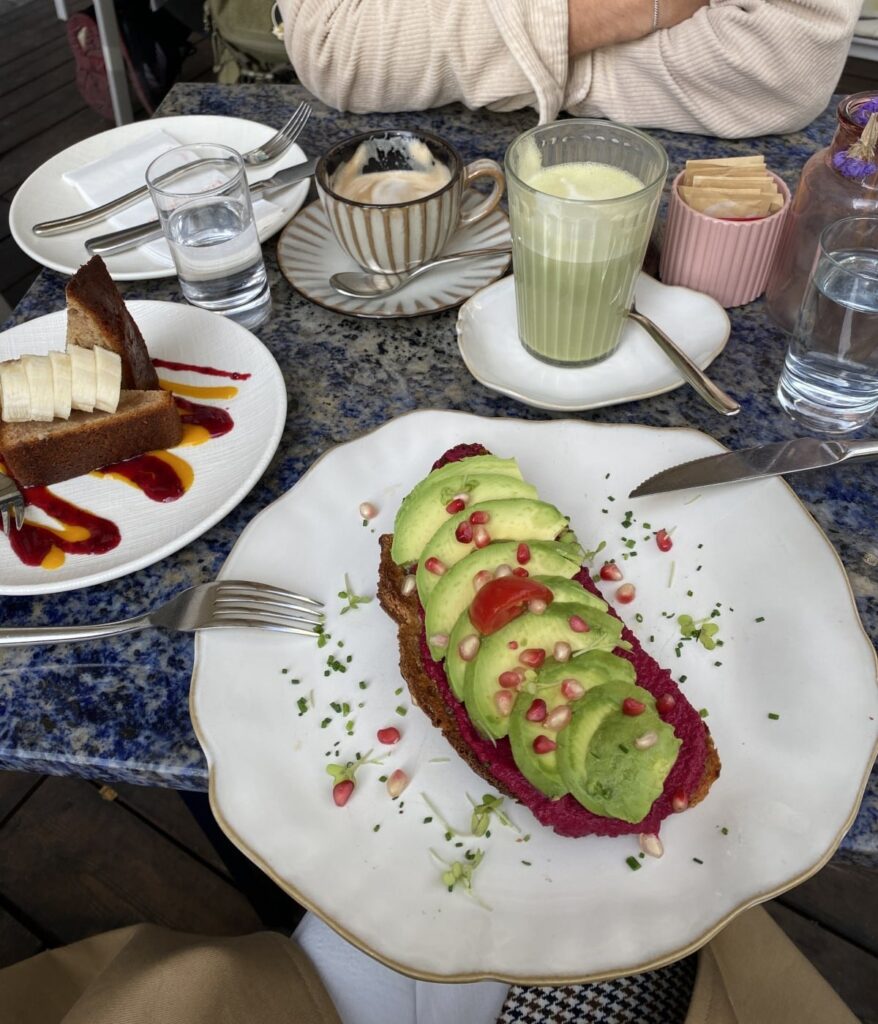 Gedeckter Tisch mit Avocadotoast und Bananenbrot