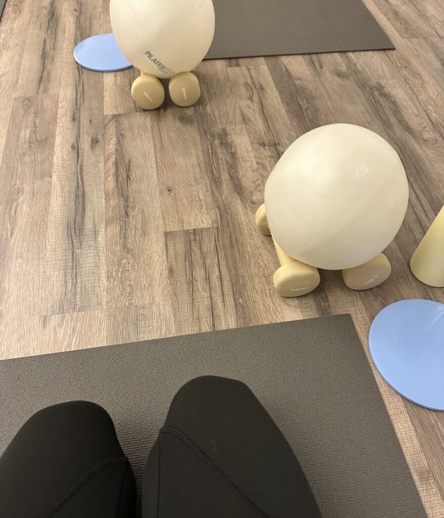 Matte mit Pilatesball und Hanteln